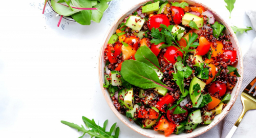 Quinoa con verdure estive: ricetta vegan fresca, colorata e facile da preparare
